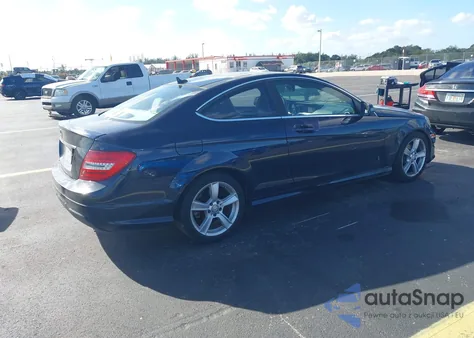 2013 Mercedes-Benz C 250 z USA, uszkodzony, nr VIN WDDGJ4HB7DF976214